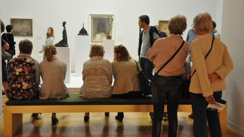 Grande sculpture Vasarely géométrique contemporaine en milieu urbain